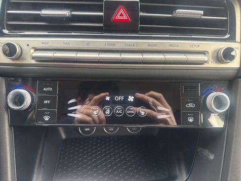 Used 2025 Genesis G70 2.5T image 23