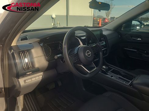 Used 2022 Nissan Pathfinder S image 30