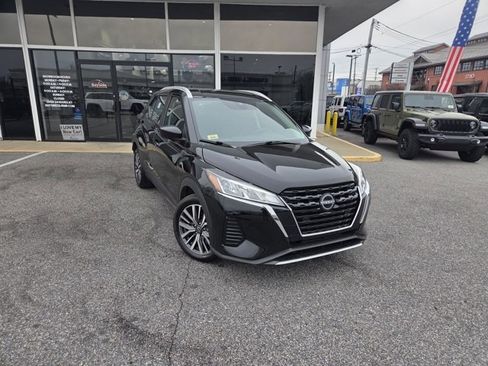 Used 2024 Nissan Kicks SV image 2