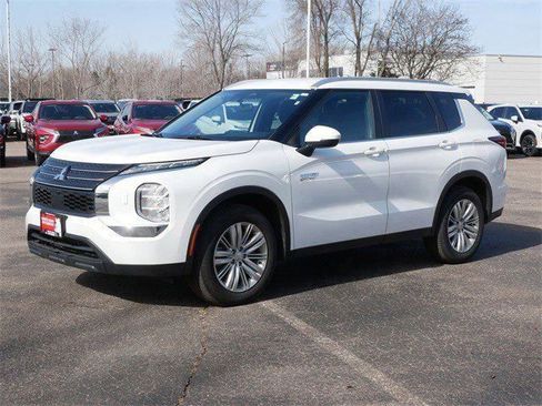 Used 2025 Mitsubishi Outlander ES image 3