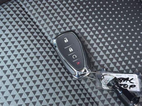 Used 2025 Chevrolet Trax LT w/ LT Convenience Package image 21