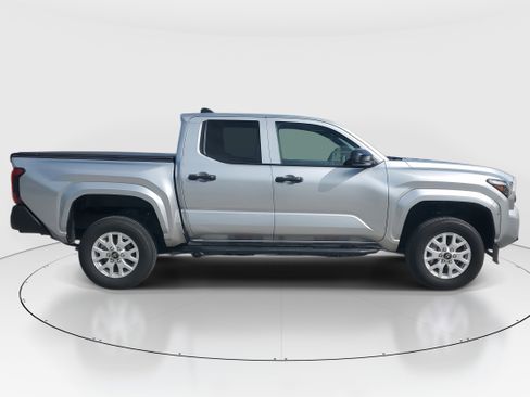Used 2025 Toyota Tacoma SR image 2