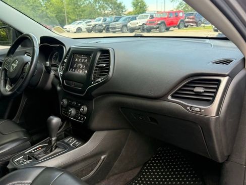 Used 2019 Jeep Cherokee Latitude Plus w/ Comfort/Convenience Group FWD image 39