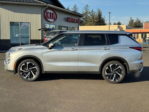 Used 2024 Mitsubishi Outlander SE image 3