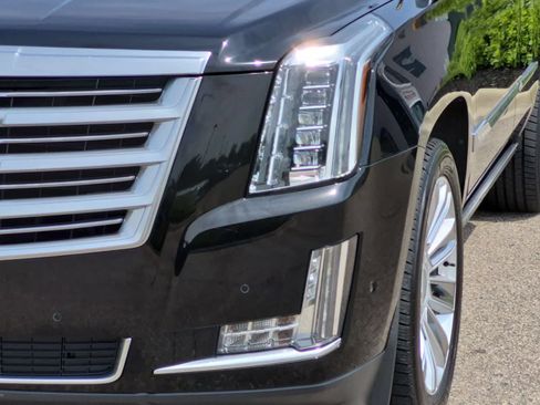 Used 2018 Cadillac Escalade Platinum AWD/4WD image 11