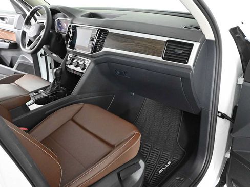 Certified 2022 Volkswagen Atlas SE w/ Black Wheel Package FWD image 8