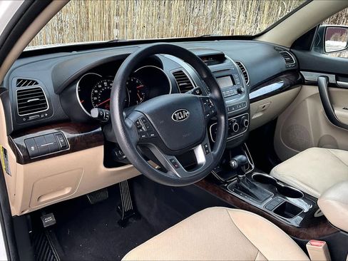 Used 2014 Kia Sorento LX image 16