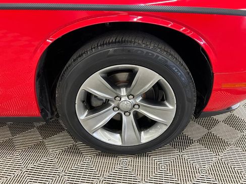 Used 2019 Dodge Challenger SXT RWD image 2