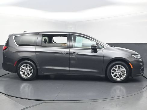 Used 2023 Chrysler Pacifica Touring-L FWD image 6