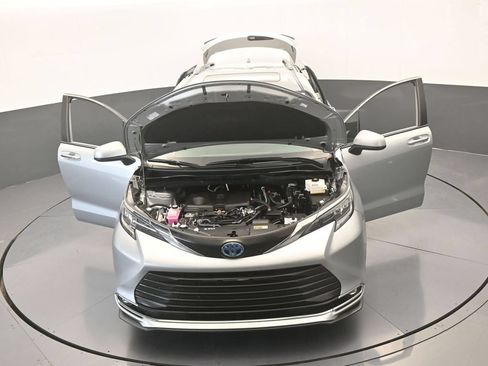 Used 2024 Toyota Sienna XLE FWD image 73