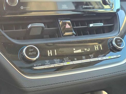 Certified 2022 Toyota Corolla Cross XLE image 33