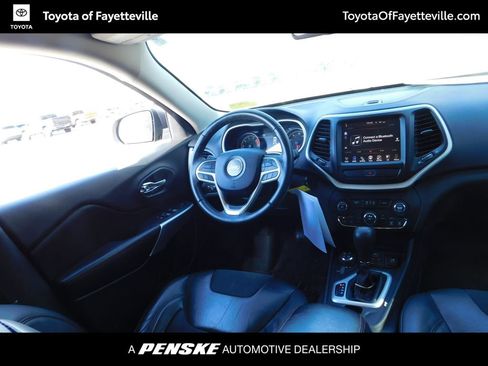 Used 2017 Jeep Cherokee Trailhawk image 3