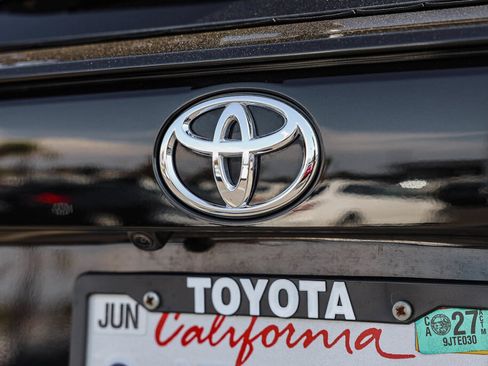 Certified 2022 Toyota RAV4 XLE w/ Convenience Package FWD image 27