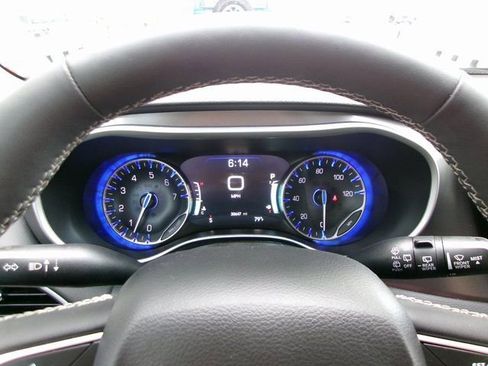 Used 2024 Chrysler Pacifica Touring-L image 8