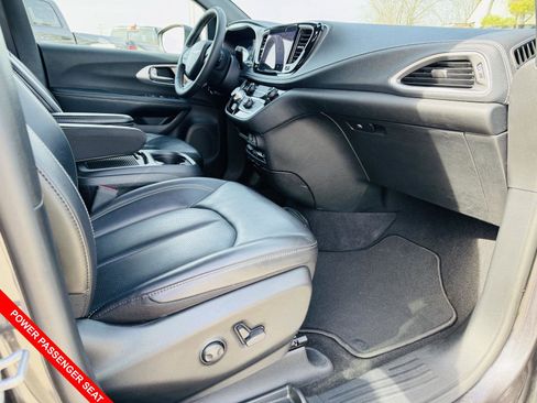 Used 2023 Chrysler Pacifica Touring-L w/ Uconnect Theater Family Group image 40
