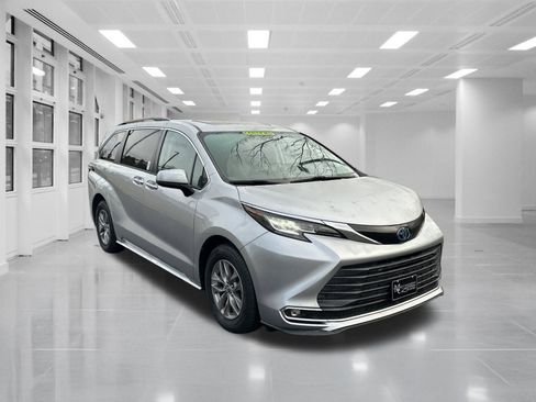 Used 2022 Toyota Sienna XLE image 3