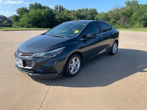 Used 2017 Chevrolet Cruze LT w/ Convenience Package FWD image 1