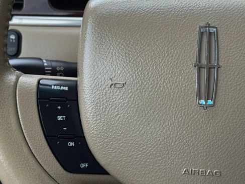 Used 2010 Lincoln Town Car Signature Limited RWD image 28