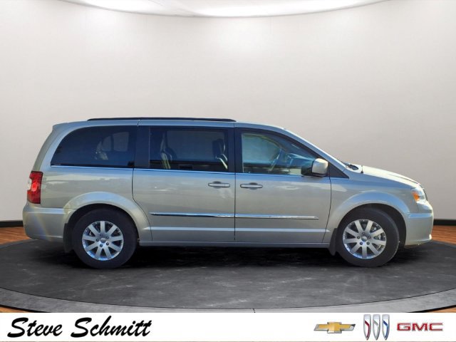 Used 2016 Chrysler Town & Country Touring FWD image 25