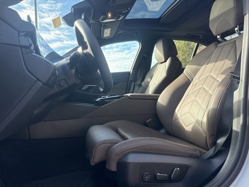 Used 2025 BMW 530i xDrive w/ Premium Package image 10