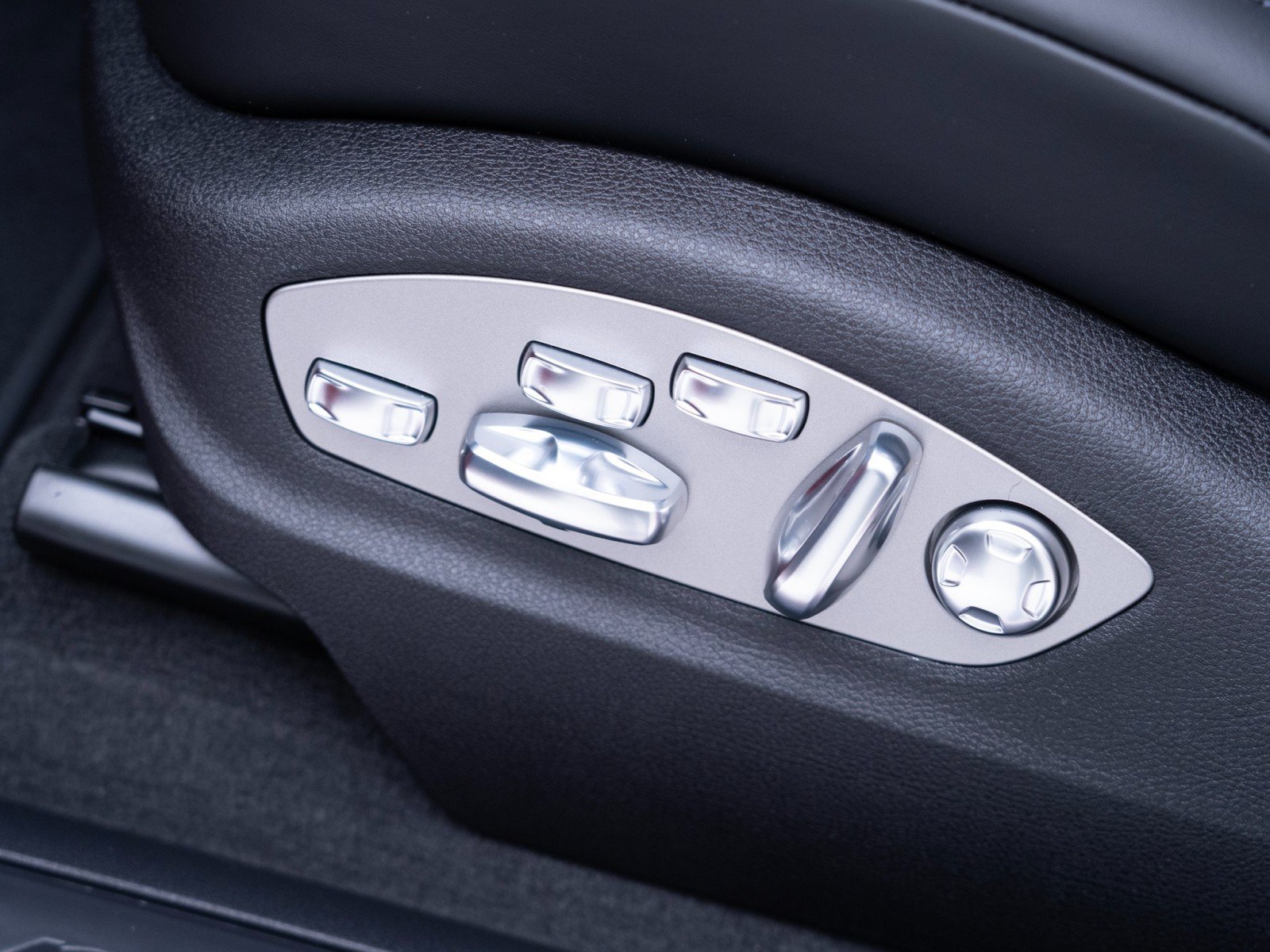 Certified 2026 Porsche Macan AWD/4WD image 16
