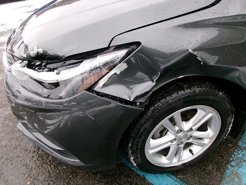 Used 2018 Chevrolet Cruze LT w/ Convenience Package image 4