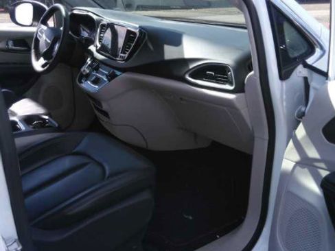 Used 2023 Chrysler Pacifica Touring-L FWD image 5