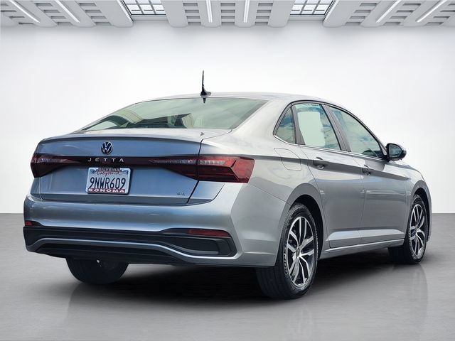 Used 2025 Volkswagen Jetta SE FWD image 4