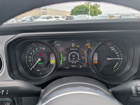 Used 2025 Jeep Wrangler Unlimited Sahara w/ Safety Group AWD/4WD image 16