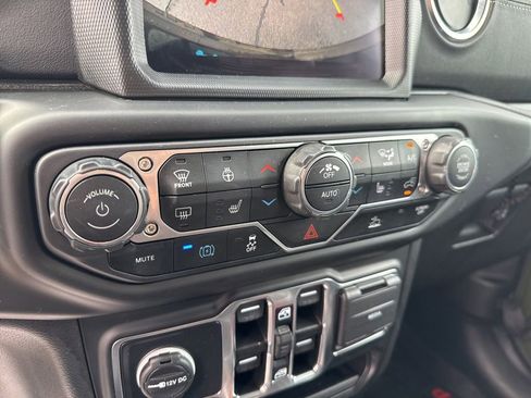 Used 2022 Jeep Wrangler Unlimited Sahara w/ Cold Weather Group AWD/4WD image 24