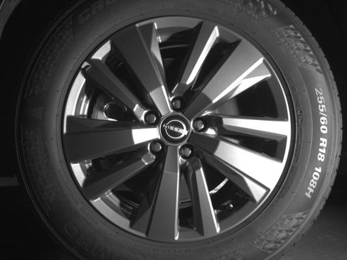 Used 2025 Nissan Pathfinder SV image 11