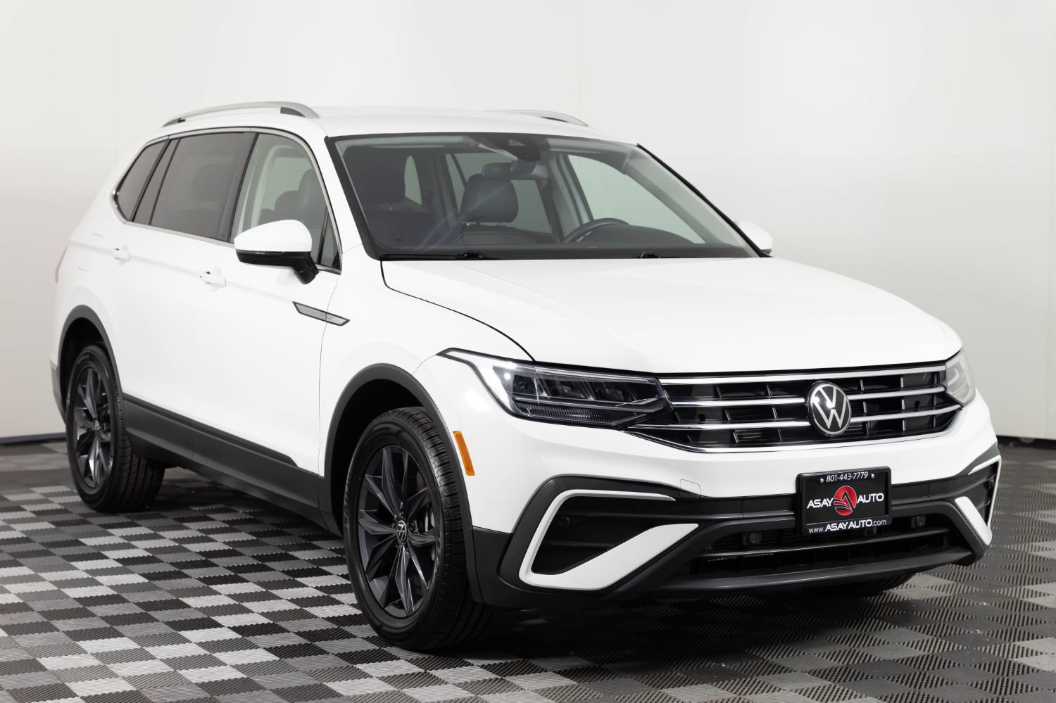 Used 2024 Volkswagen Tiguan SE AWD/4WD image 11