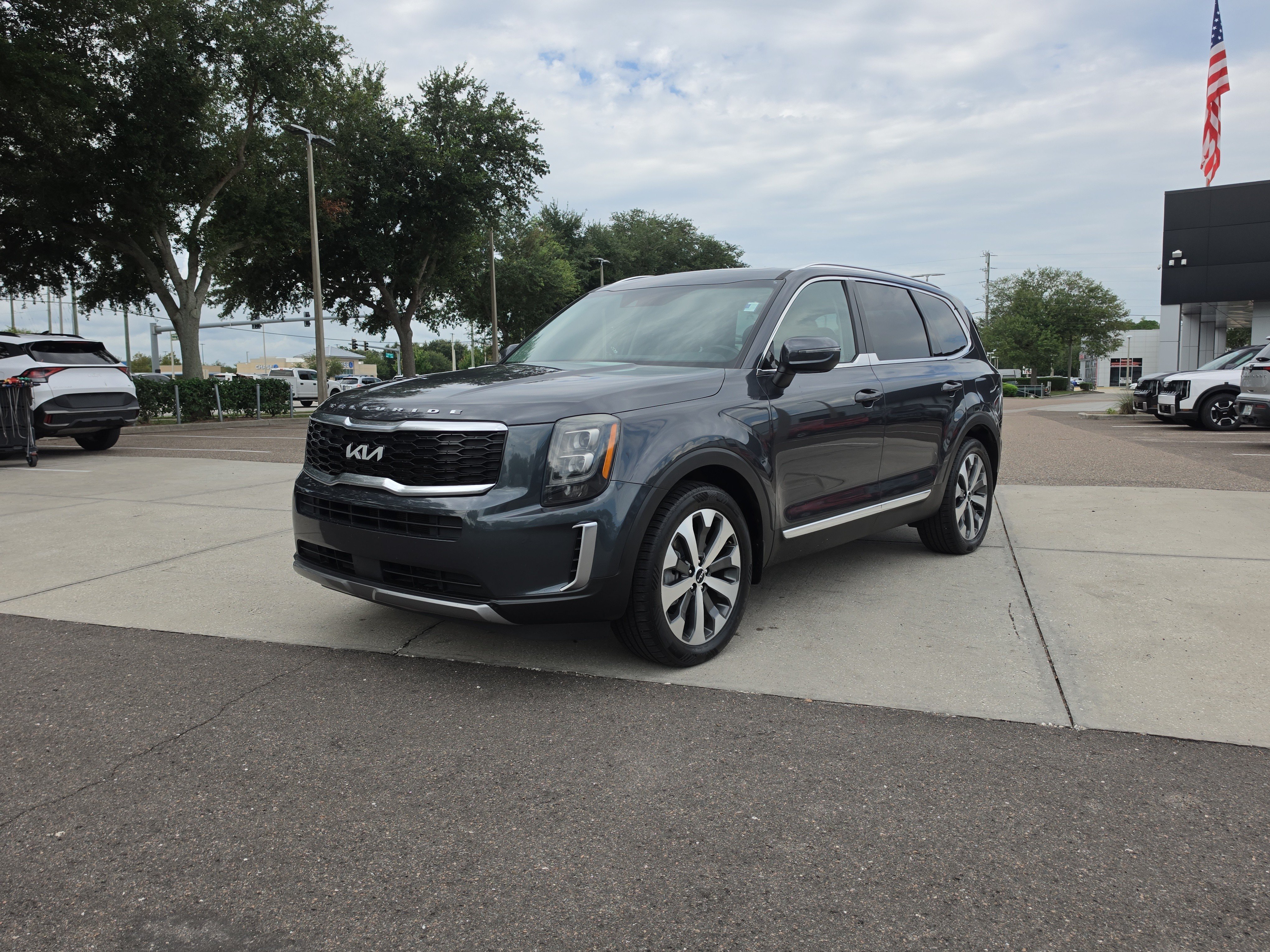 Used 2022 Kia Telluride EX w/ EX Premium Package FWD image 4