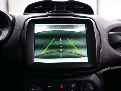 Used 2022 Jeep Renegade Latitude AWD/4WD image 19