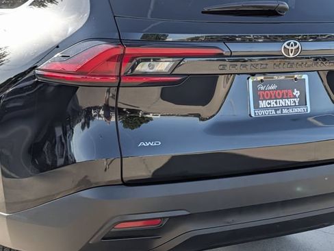Used 2025 Toyota Grand Highlander AWD image 8