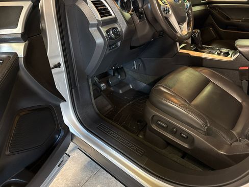 Used 2014 Ford Explorer XLT w/ Equipment Group 202A image 29