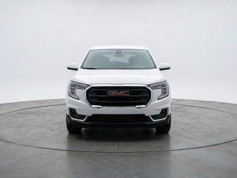 Used 2024 GMC Terrain SLE FWD image 2