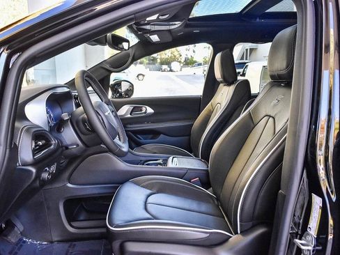 New 2026 Chrysler Pacifica Limited w/ S Appearance Package FWD image 12