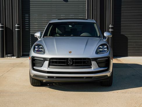 Certified 2025 Porsche Macan image 6