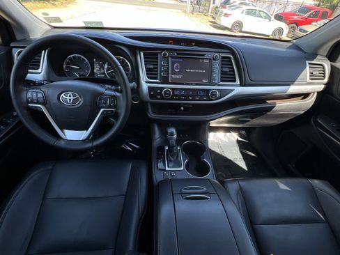 Used 2019 Toyota Highlander XLE AWD/4WD image 40