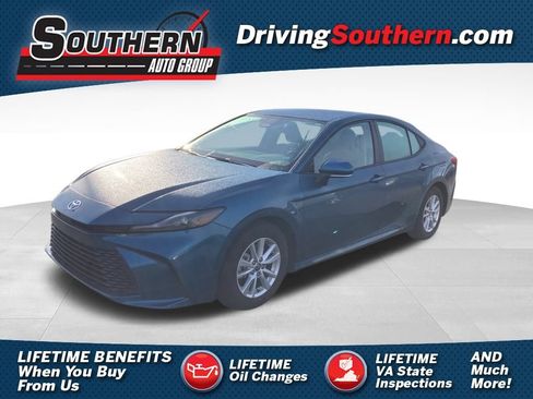 Used 2025 Toyota Camry SE image 1