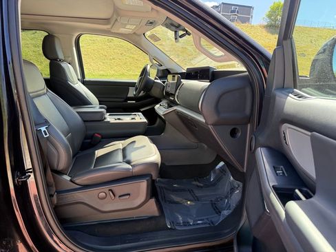 Used 2025 Ford Expedition Active image 29