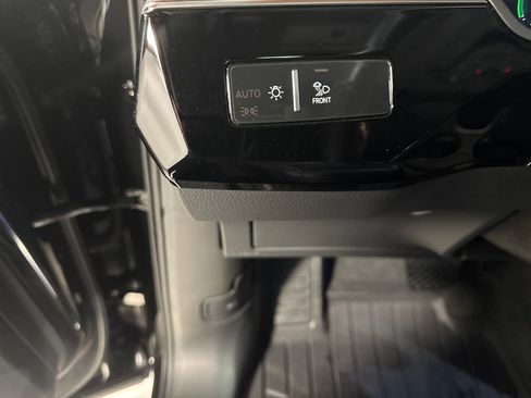 Used 2019 Audi e-tron Premium Plus image 15