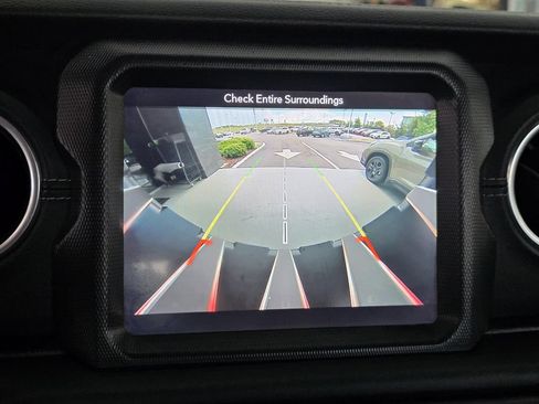 Used 2018 Jeep Wrangler Unlimited Sahara AWD/4WD image 18