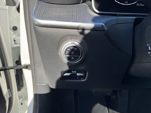 Used 2025 Mercedes-Benz C 300 4MATIC Sedan image 23