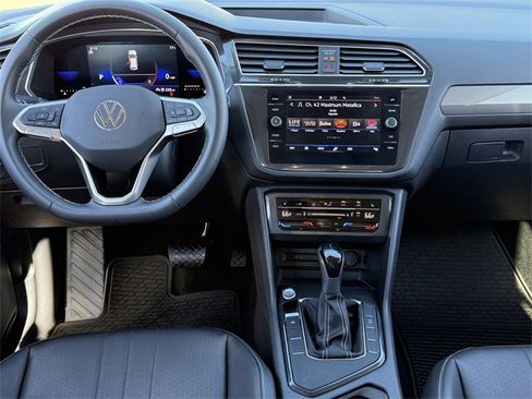 Used 2022 Volkswagen Tiguan SE image 9
