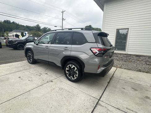 Used 2025 Subaru Forester Premium AWD/4WD image 11