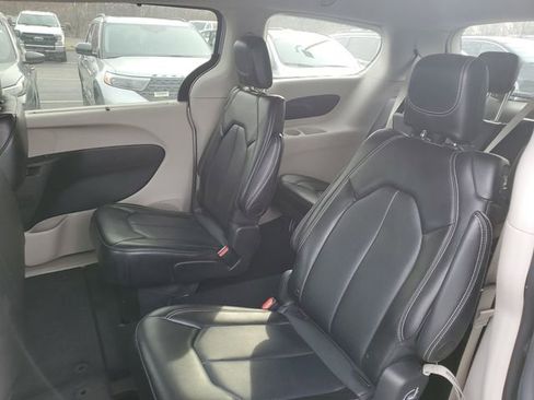 Used 2024 Chrysler Pacifica Touring-L FWD image 27