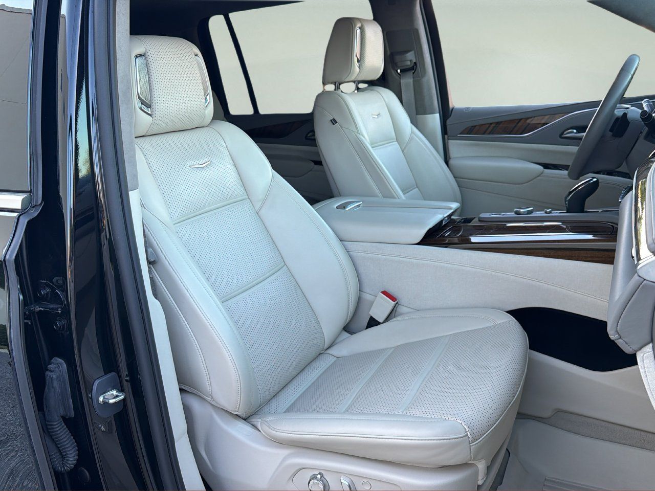 Used 2023 Cadillac Escalade ESV Premium Luxury Platinum AWD/4WD image 22