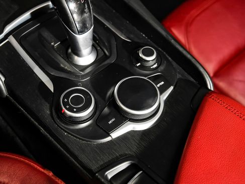 Used 2019 Alfa Romeo Giulia w/ Quick Order Package 22K Sport RWD image 25